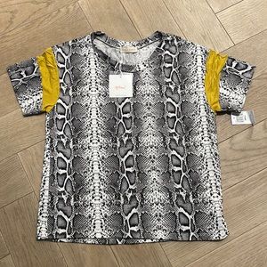 -NWT- Honey Punch Short Sleeve top
